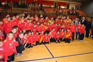 La selección sub 19 de fútbol sala se forografió junto a todos los equipos de fútbol Sala de La Nucía