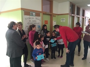 Sergio Villalba, concejal de Educación, entregando los premios esta mañana