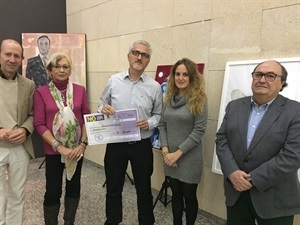 Momento de la entrega del premio a Héctor Dols