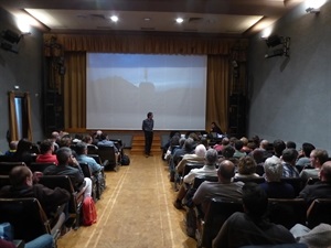 Al finalizar el documental se abrió un turno de preguntas para Urko Carmona, que vino directo desde la India a La Nucía