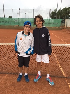 El tenista nuciero Luka Van Geel junto a Pablo García antes de la final