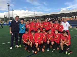 El equipo Infantil "A" del CF La Nucía junto a su entrenador tras el partido