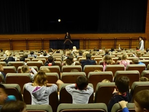 Los escolares de infantil han llenado hoy las butacas de l'Auditori de la Mediterrània