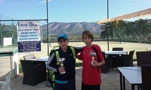 Los dos jugadores finalistas tras la entrega de trofeos