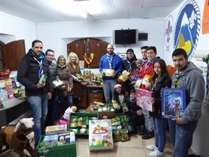 Representantes del Grup Scout La Nucía entregando la "recogida Solidaria" de alimentos, juguetes y ropa a los ediles Beatriz Pérez-Hickman (Bienestar Social), Mª Jesús Jumilla (Juventud) y Pepe Cano (Participación Ciudadana)