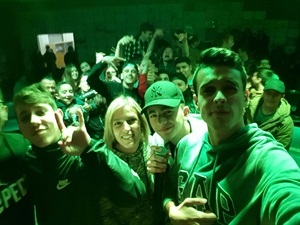 El "selfie" grupal reunió a los artistas con su público. María Jesús Jumilla, concejala de Juventud, también estuvo presente en el concierto