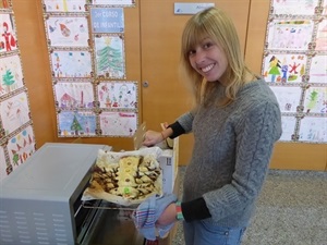 Carol Orozco, animadora de la actividad, nos muestra el árbol de navidad de chocolate recién salido del horno