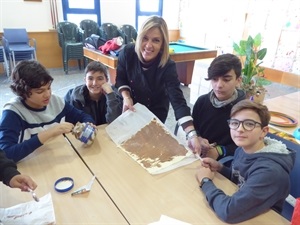 María Jesús Jumilla, concejala de Juventud, posa con la masa de hojaldre y crema de cacao durante el taller de cocina