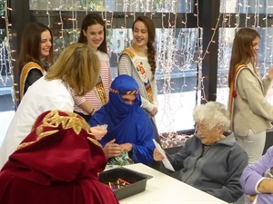 Los usuarios del Centre de Día, a su vez, entregaron sus cartas de Reyes Magos a los pajes