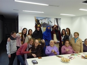 Al finalizar la actividad los mayores se fotografiaron junto a los Pajes, la Reina y dama de Fiestas, y María Jesús Jumilla, concejala de Juventud