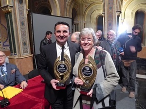 La catedrática, doctora y restauradora Pilar Roig junto a Bernabé Cano, alcalde de La Nucía