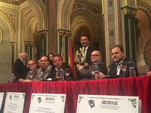 Bernabé Cano, alcalde de La Nucía, recibiendo el premio ARCHIVAL de manos de José Luís LLiso, pte. Asociación Archival