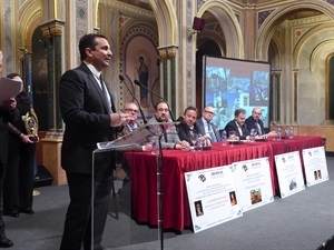 Bernabé Cano, alcalde de La Nucía, durante su discurso, tras recibir el Premio Archival