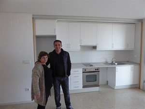 El primer edil junto a la nueva inquilina de las Viviendas Tuteladas visitando el inmueble