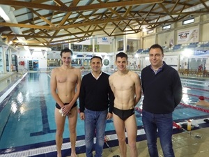 Los hermanos Brownlee junto a Bernabé Cano, alcalde de La Nucía y Sergio Villalba, concejal de Deportes