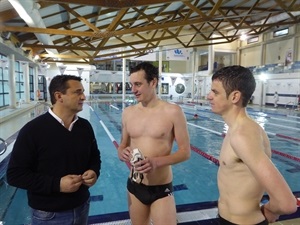 Jonathan y Alistari Brownlee hablando con Bernabé Cano, alcalde de La Nucía tras el entrenamiento de Piscina