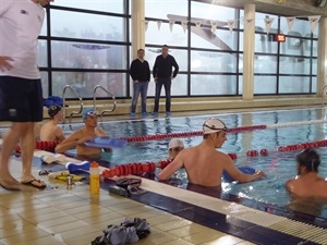 Los hermanos Brownlee junto a su equipo entrenando en la Piscina Climatizada Camilo Cano