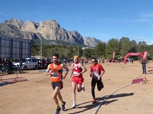 El nuciero Raúl Benavente (en el centro) fue campeón del Cross Popular masculino-femenino