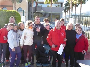 Sergio Villalba, concejal de deportes, Corpus Sánchez, dtor. de la Escuela de Atletismo y el resto de organizadores posan en la foto de familia