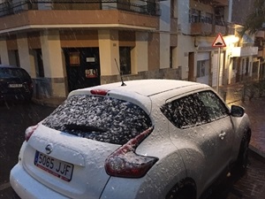 La nieve no ha cuajado en la calle pero sí en los coches y tejados