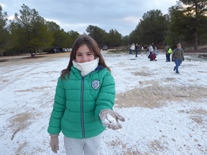 Los niños del Colegio Muixara jugaron con la nieve antes de entrar en clase