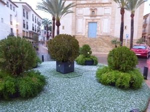 Granizo caído ayer en la plaça Major de La Nucía