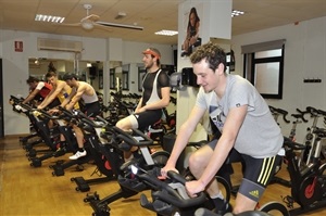 Estas bicis están equipadas con la última tecnología para poder entrenar por watios, gracias al potenciómetro, como entrenan los campeones