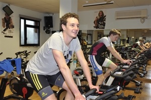 La lluvia y el temporal no pararon los entrenamientos de bicicleta de los hermanos Brownlee en La Nucía