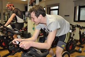 Alistari Brownlee entrenando en las modernas bicis de ciclo indoor de la Piscina de La Nucía