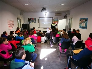 Durante la parte teórica los niños se familiarizaron con las señales del código de circulación y visionaron vídeos