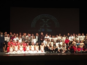 Foto grupal de todas las Escuelas Culturales y Grupos de teatro locales junto a Bernabé Cano, alcadle de La Nucía y Pedro Lloret, concejal de Cultura.