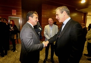 Bernabé Cano, alcalde de La Nucía, felicitando a Yaron Traub al final del concierto