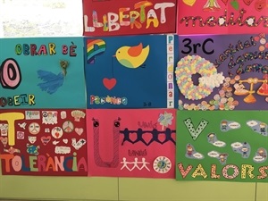 Cada una de las 27 clases elaboró una pieza del "Abecedari de la Pau"