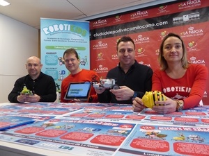 Eva Camus y Charles Prieto de Robotikids junto a Silvestre sanchís, gestor Ludoteca y Sergio Villalba, concejal de Deportes en la presentación de los Talleres