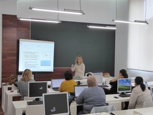 Gemma Llorens, orientadora laboral, impartiendo el taller de Competencias Digitales orientado a las personas desempleadas de La Nucía