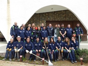 Todos los alumnos y profesores del Taller de Empleo Pinar de Garaita VIII de La Nucía junto a Bernabé Cano, alcalde de La Nucía