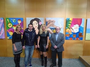 Bernabé Cano, alcalde de La Nucía, participó en la inauguración junto a María Jesús Jumilla, concejala de Juventud, Pedro Lloret, concejal de Cultura y Ofelia Jurado, Directora de la Escuela de Pintura