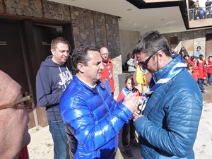 Bernabé Cano, alcalde de La Nucía, poniendo la insignia de plata a Sergi Casanova