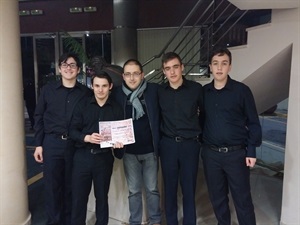 Dani Andreu, Jaime Soriano, Daniel Lledó y José Fuster junto al director Ramón Lorente con el premio