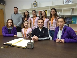 Las gimnastas y monitoras del Club Gimnasia Rítmica junto a Bernabé Cano, alcalde de La Nucía y Sergio Villalba, concejal de Deportes.