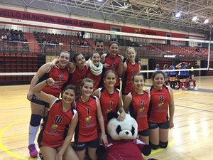 El equipo infantil del Club Voley La Nucía tras su triunfo ante el Oliva