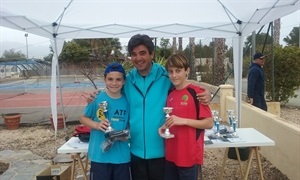 Raúl Sánchez, director del torneo, junto a los finalistas Antonio Ivorra (dcha) y Lucas Foix (izq)