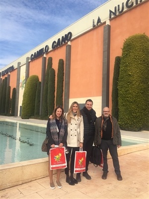 Lydia Morant, concejala de Gandía junto a su homólogo nuciero Sergio Villalba, durante la visita del Ayuntamiento de Gandía a la Ciutat Esportiva Camilo Cano