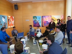 Bernabé Cano, alcalde de La Nucía junto a la profesora Macu Guijarro y los ediles Sergio Villalba y Mª Jesús Jumilla visitando el taller