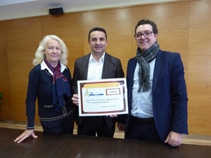 Bernabé Cano, alcalde de La Nucia, recibió el "cheque solidario" de Texlimca. En la imagen también aparecen Beatriz Pérez-Hickman, concejala de Bienestar Social y Juan Carlos Aranda, gerente de Texlimca