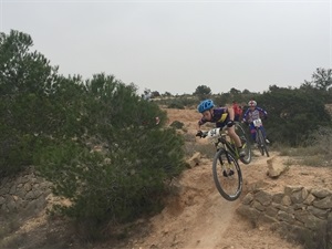 Julià Cano en una de las bajadas del circuito alevín