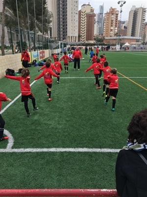 El Benjamín B de La Nucía CF calentando antes de jugar ante el Ciudad de Benidorm "B" a domicilio