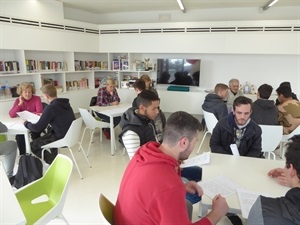 Más de 25 personas entre alumnos y mayores compartieron conocimientos, experiencias y anécdotas sobre salud en este taller intergeneracional