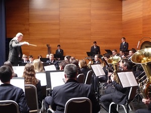 Vicent Carbonell dirigiendo a la banda de la Unió Musical La Nucía