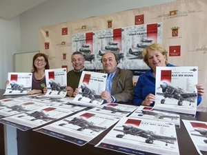 En la presentación participaron Manel Gimeno, director de Gaudint Teatre, Pedro Lloret, concejal de Cultura, Lina Cano, Pta. AECC La Nucía y Engelien Steenbruggen, Soc. Protectora de Animales de La Nucía